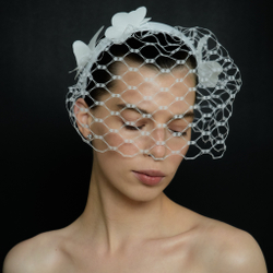 Вуаль с крупной сеткой и бабочками