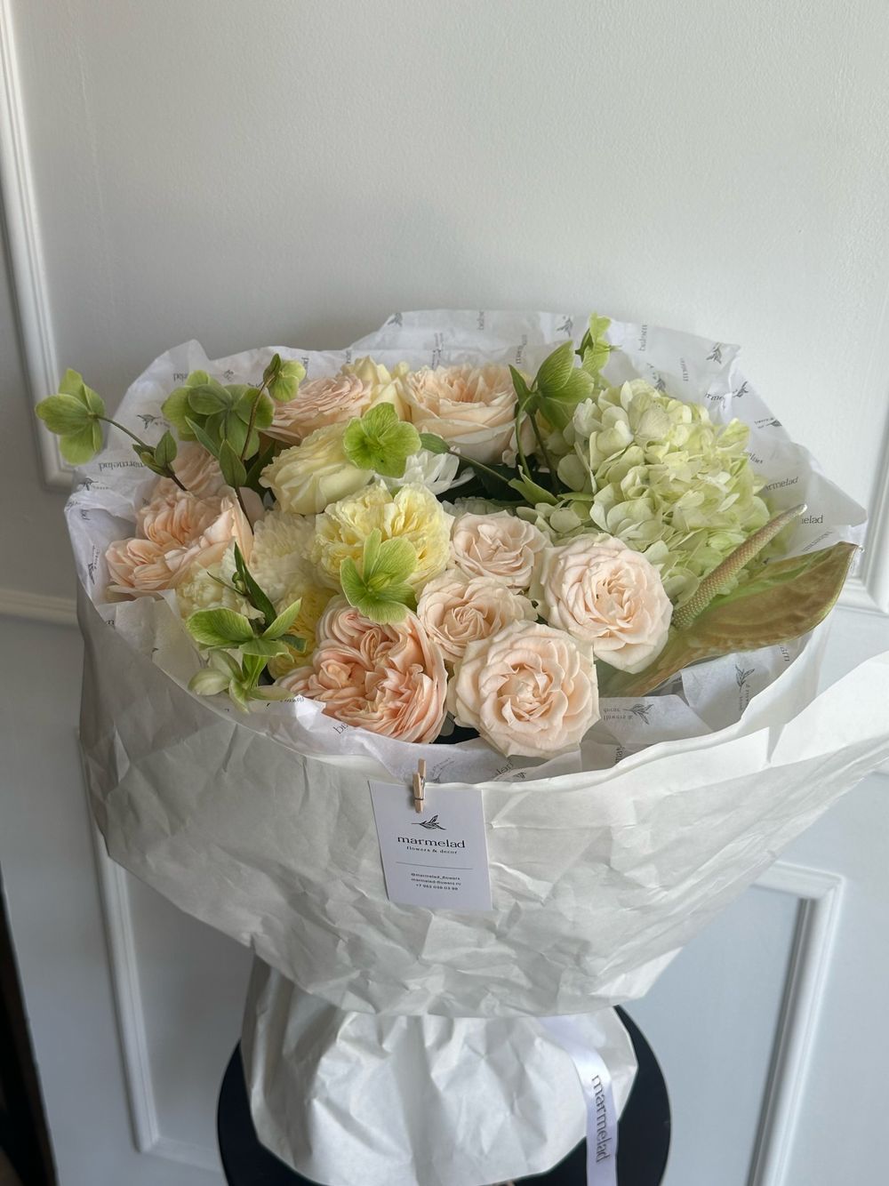 Букет сборный из гортензии, кустовых пионовидных роз, скабиозы и вибурнума