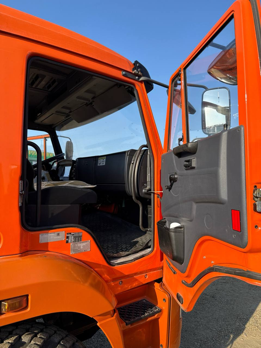КамАЗ 43118 6x6 Бортовой с КМУ 438240-02 (Дизельный, 11,8 л, 300 л.с., МТ)
