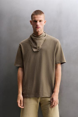 ZARA ФУТБОЛКА REGULAR FIT С ПРИНТОМ, СЕРОВАТО-КОРИЧНЕВЫЙ