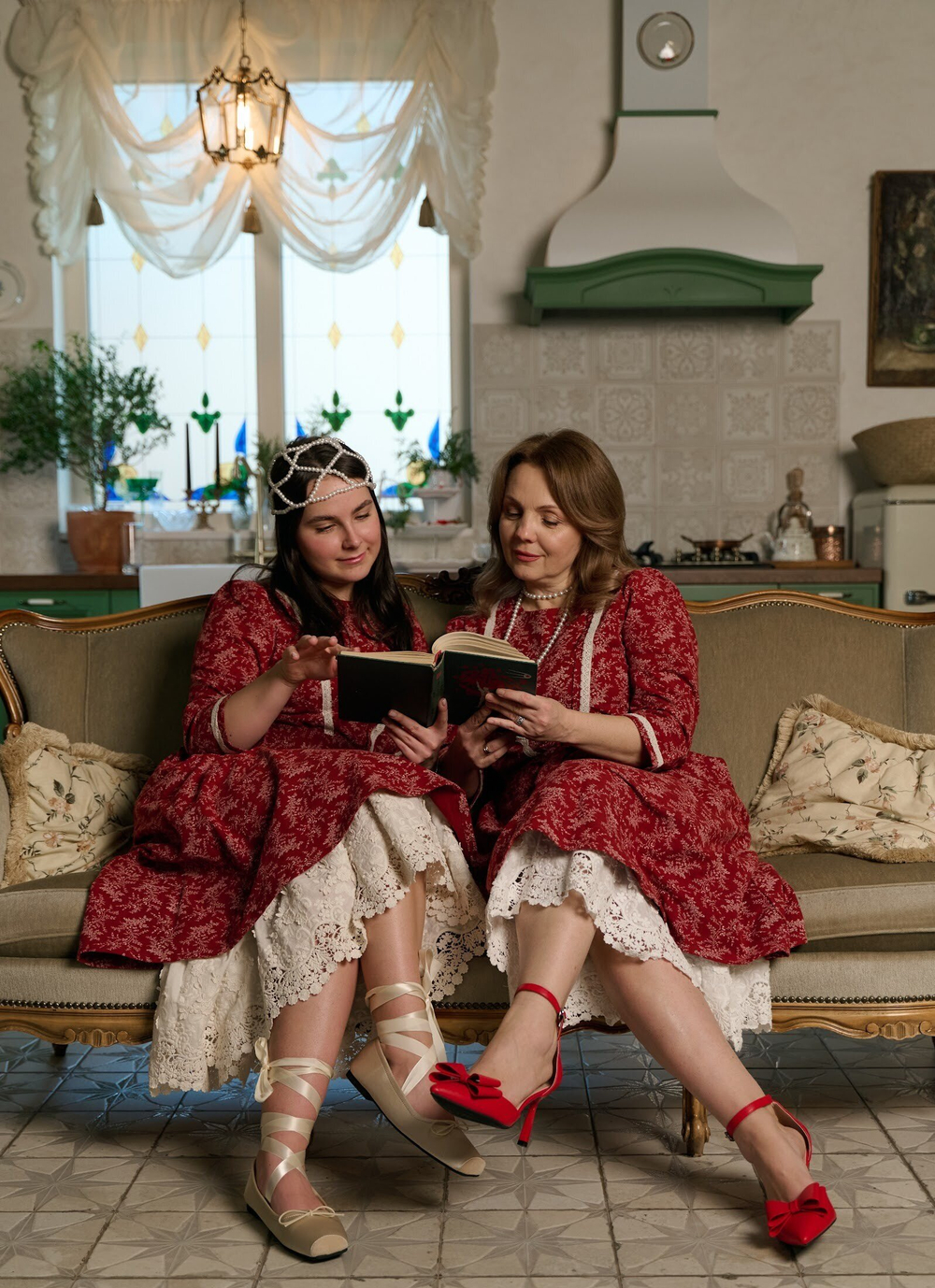 Платье с кружевом по груди