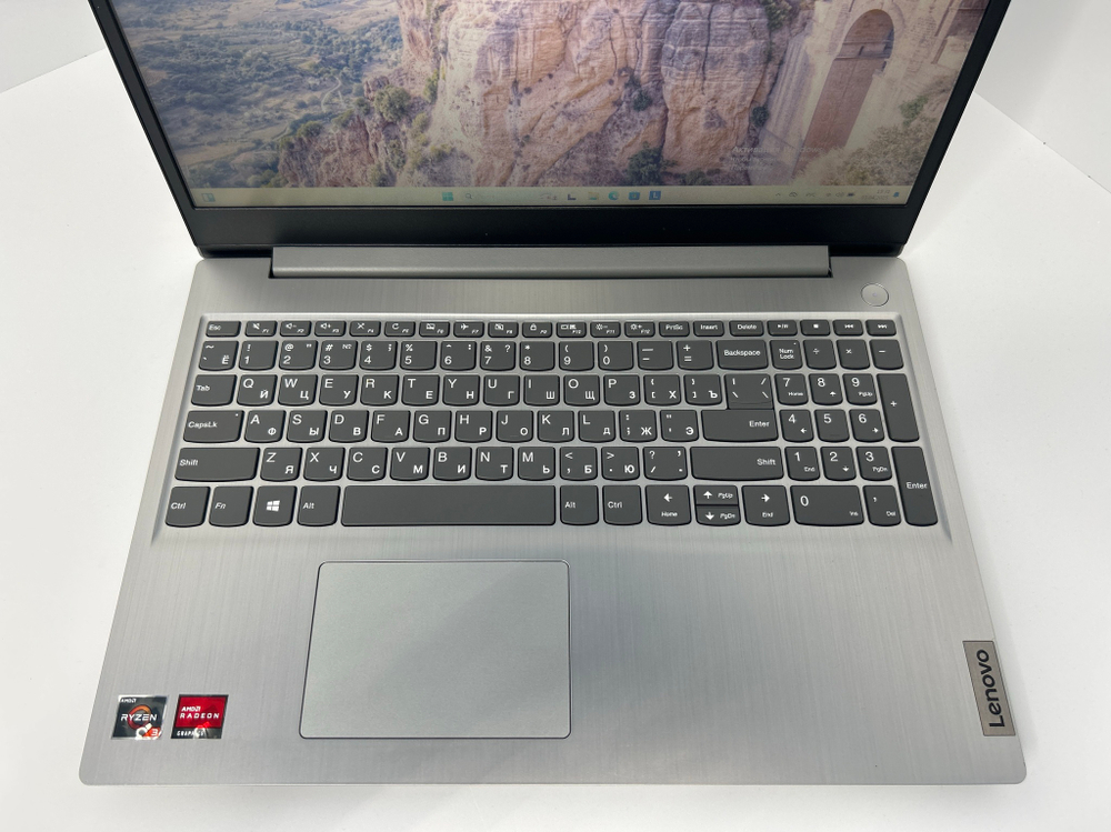 Ноутбук Lenovo IdeaPad 3 15ADA05 (81W1004VRK) 15.6"/AMD Ryzen 3 3250U/RAM 8GB/SSD 256GB/Radeon Graphics/1920*1080/TN/DOS/Подсветка кл-ры: НЕТ/Серебристый. Состояние: C1