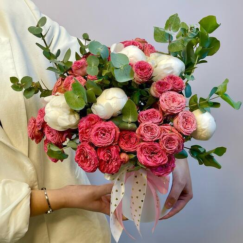 Авторская композиция с пионами и пионовидными кустовыми розами Элисана в шляпной коробке. Цветы в коробке 023 Chalet Green