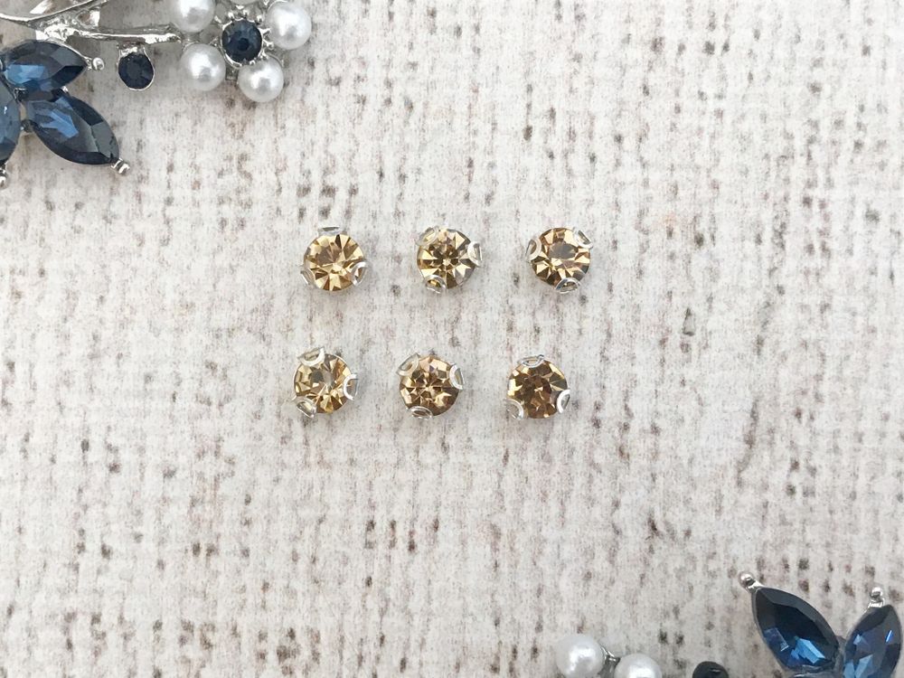 Стразы пришивные стекло в оправе, d 6 мм, бежевый