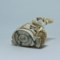 Эксклюзивная нэцкэ Монах с кузовком и корзиной рыбы