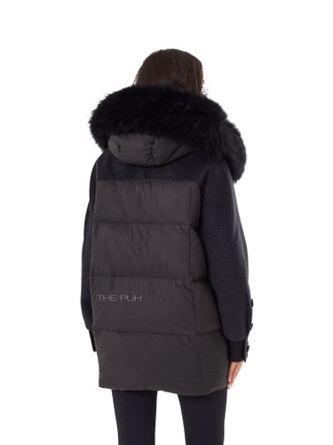 Удлиненный комбинированный пуховик черного цвета