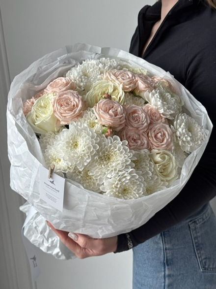 Букет сборный в кремовых оттенках размер M