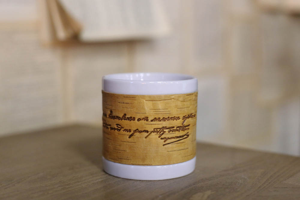 Кружка малая фарфоровая без ручки c берестой и с цитатами Лермонтова. Lermontov forever.