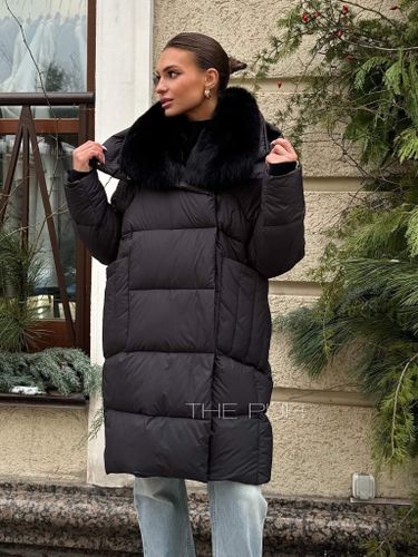 Удлиненный пуховик с черным меховым воротником и капюшоном