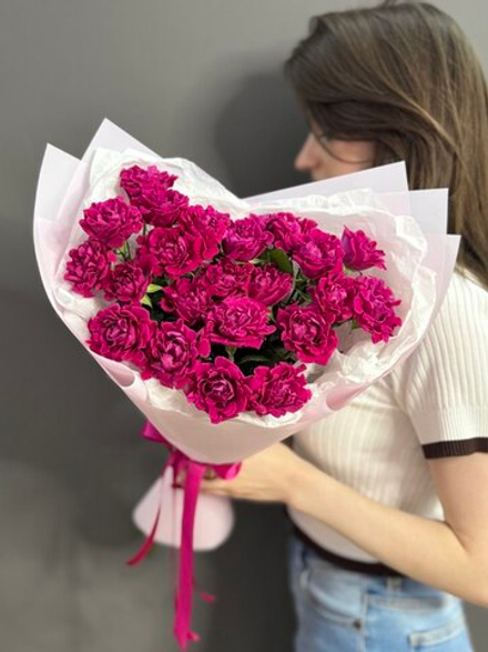 Букет с 7 кустовыми пионовидными розами "Хот Пинк Флоу"