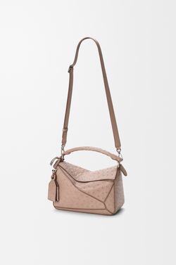 Loewe Маленькая сумка Puzzle Featherlight из страусиной кожи, серо-коричневый