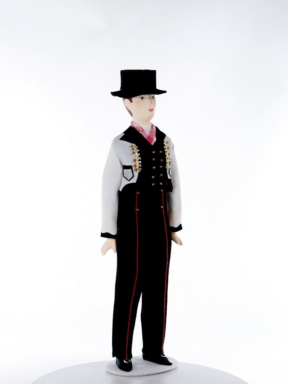 Кукла фарфоровая коллекционная в национальном мужском костюме. Норвежец