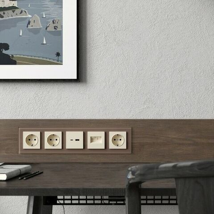 Рамка на 5 постов Favorit (латте, стекло)