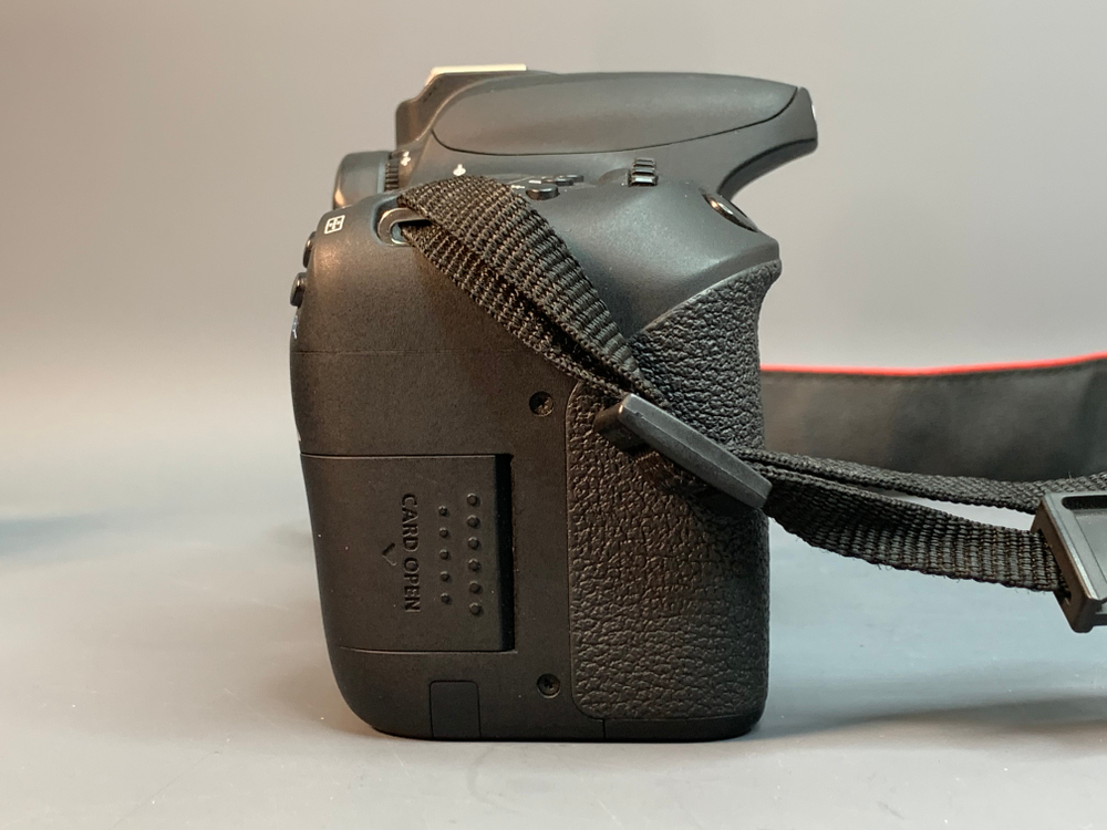 Canon 77D kit 18-55mm 3.5-5.6 IS STM 15.700 кадров