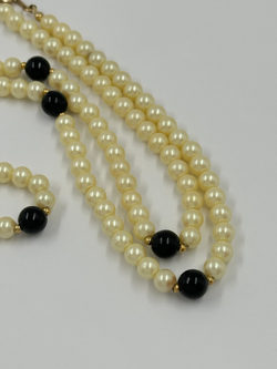 «Жемчужные» бусы с чёрными вставками