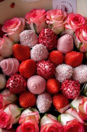 Букет из клубники в шоколаде и цветов Classic Розовый фламинго