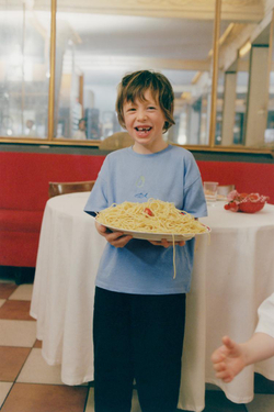 ZARA ФУТБОЛКА С ВЫШИТОЙ НАДПИСЬЮ, ГОЛУБОЙ