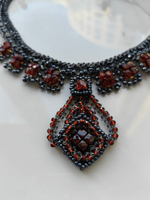Колье "Лира" ручной работы из бисера с камнем гранат (гессонит)