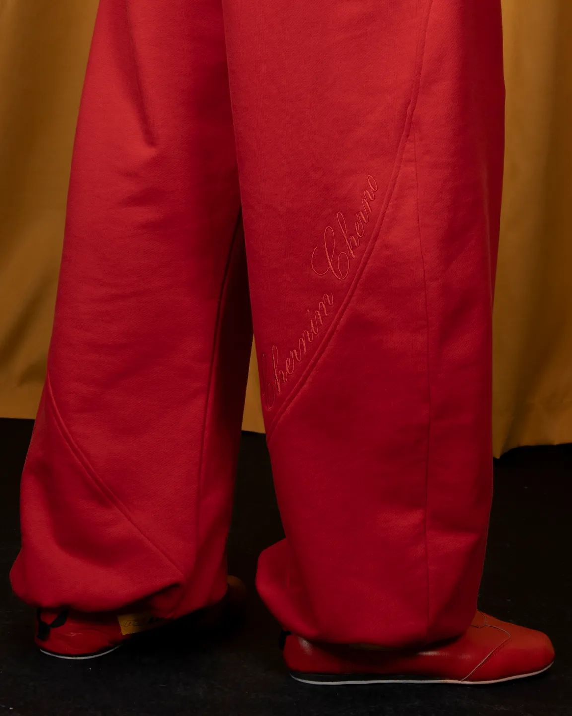 Красные брюки 