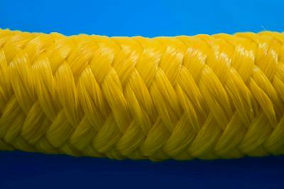 Амортизирующий банджи-трос для якорения надувных аквапарков и водных конструкций