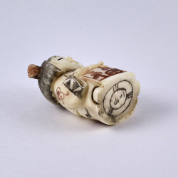 Нэцкэ Гейша с табличкой "Счастье" и пером