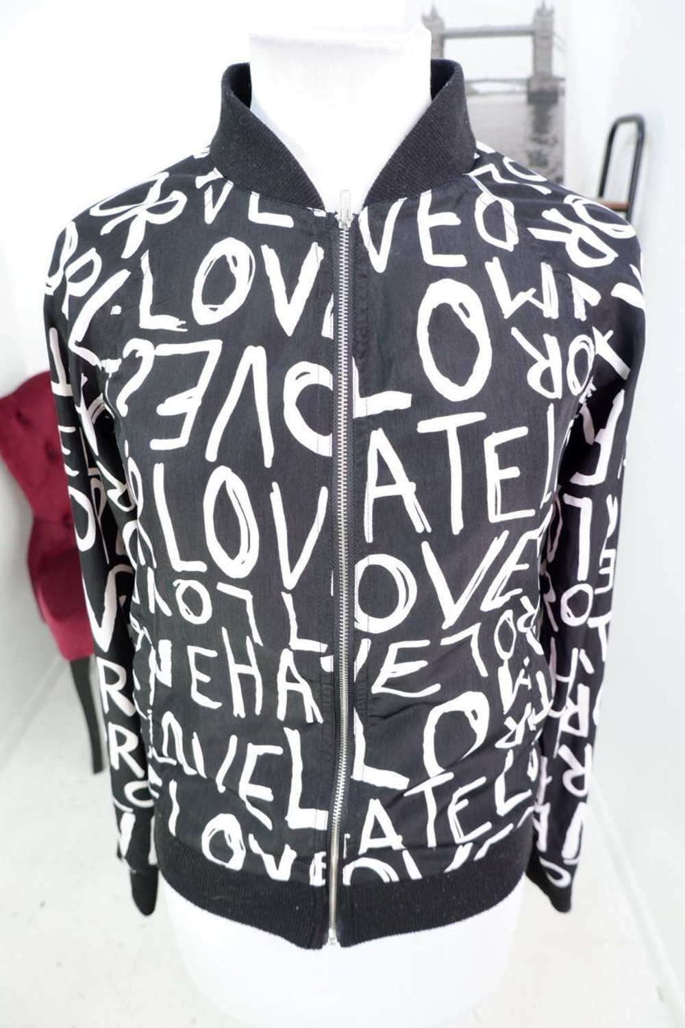 Бомбер в монохроме, маркировка М, визуально на 46 размер