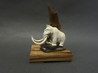 Мамонт у скалы