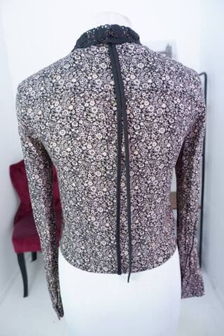 Блузка H&M в стильный цветочек и с ажурным воротником 40 размер