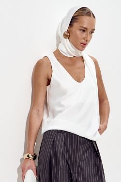 Майка из атласа с глубоким вырезом кремового цвета
