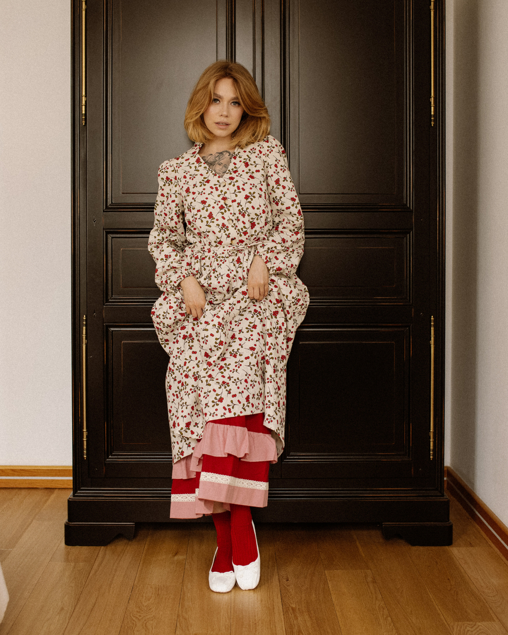 Платье с воротником стойкой