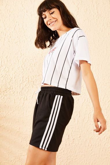 Qadın üçün kənarı xətli, qara qısa şort 10081059