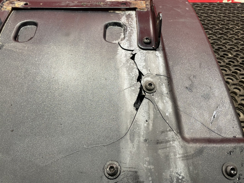 Крыло (дефект) переднее правое задняя часть 2020г