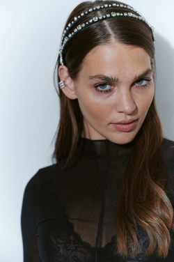 Тонкий ободок с белыми камнями