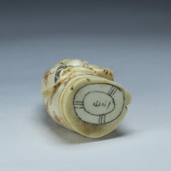 Нэцкэ Монах с книгами