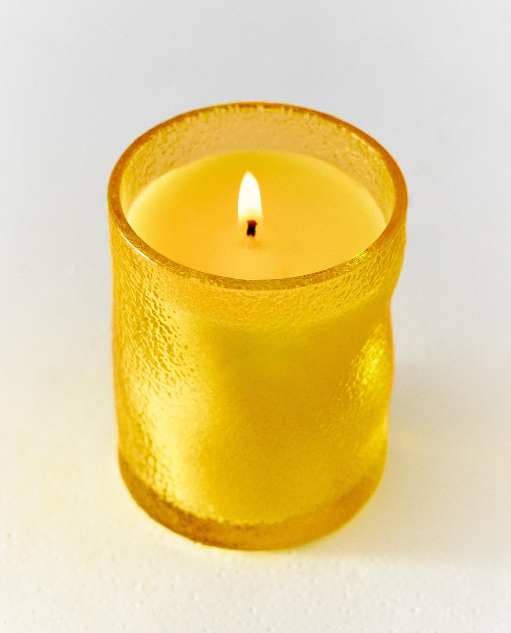 Zara Home Свеча ароматическая GINGER LEMON 155 г, растительный воск, аромат цитрусово-пряный свежий, Жёлтый