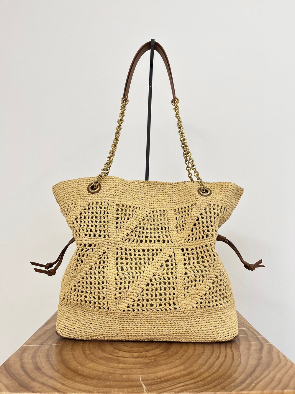 JAMIE SHOPPING IN RAFFIA