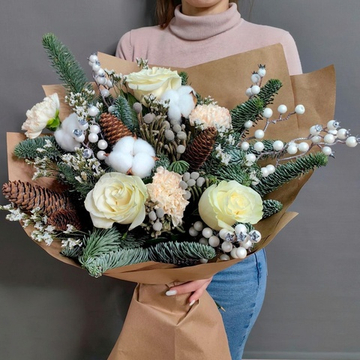 Авторский букет с веточками нобилиса