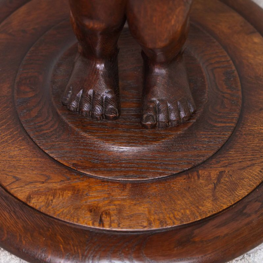 Стол с фигурой