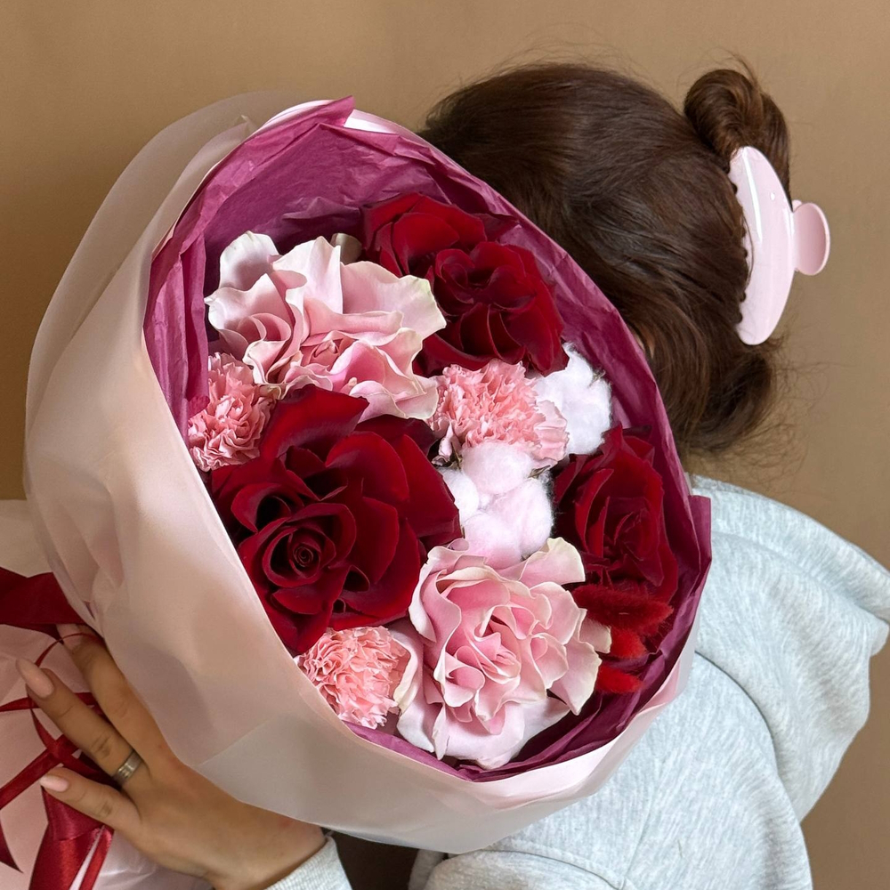 Букет: «Нежная страсть» розы, диантусы, хлопок