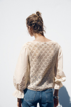 ZARA ТОП ИЗ АЖУРНОГО ТРИКОТАЖА С РУКАВАМИ ИЗ ТКАНИ, ЭКРЮ