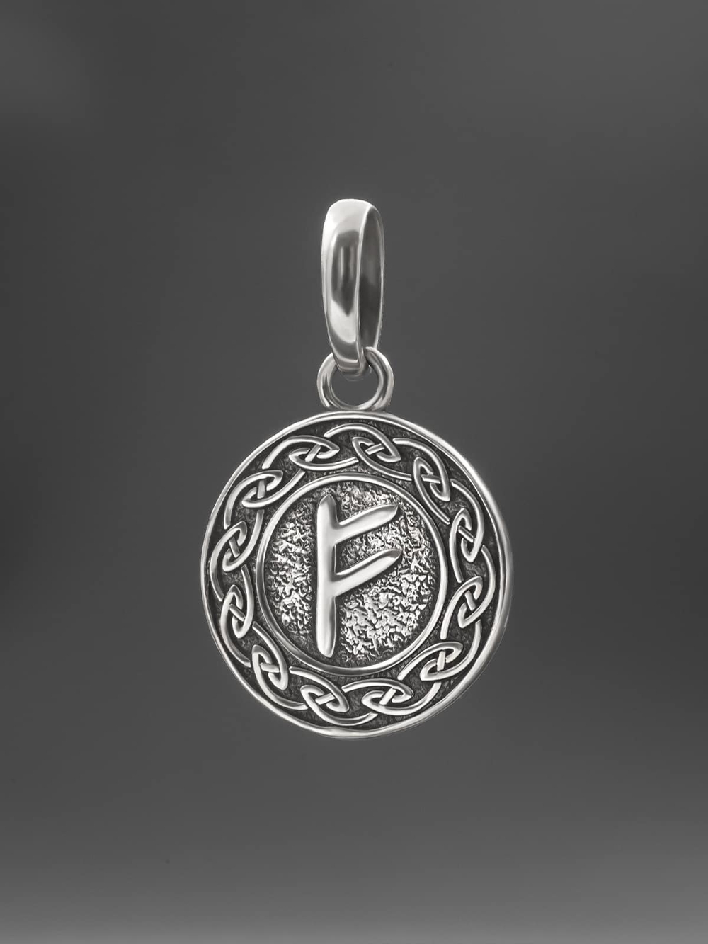 Реальное фото подвеса из серебра скандинавская руна Феху на темном фоне