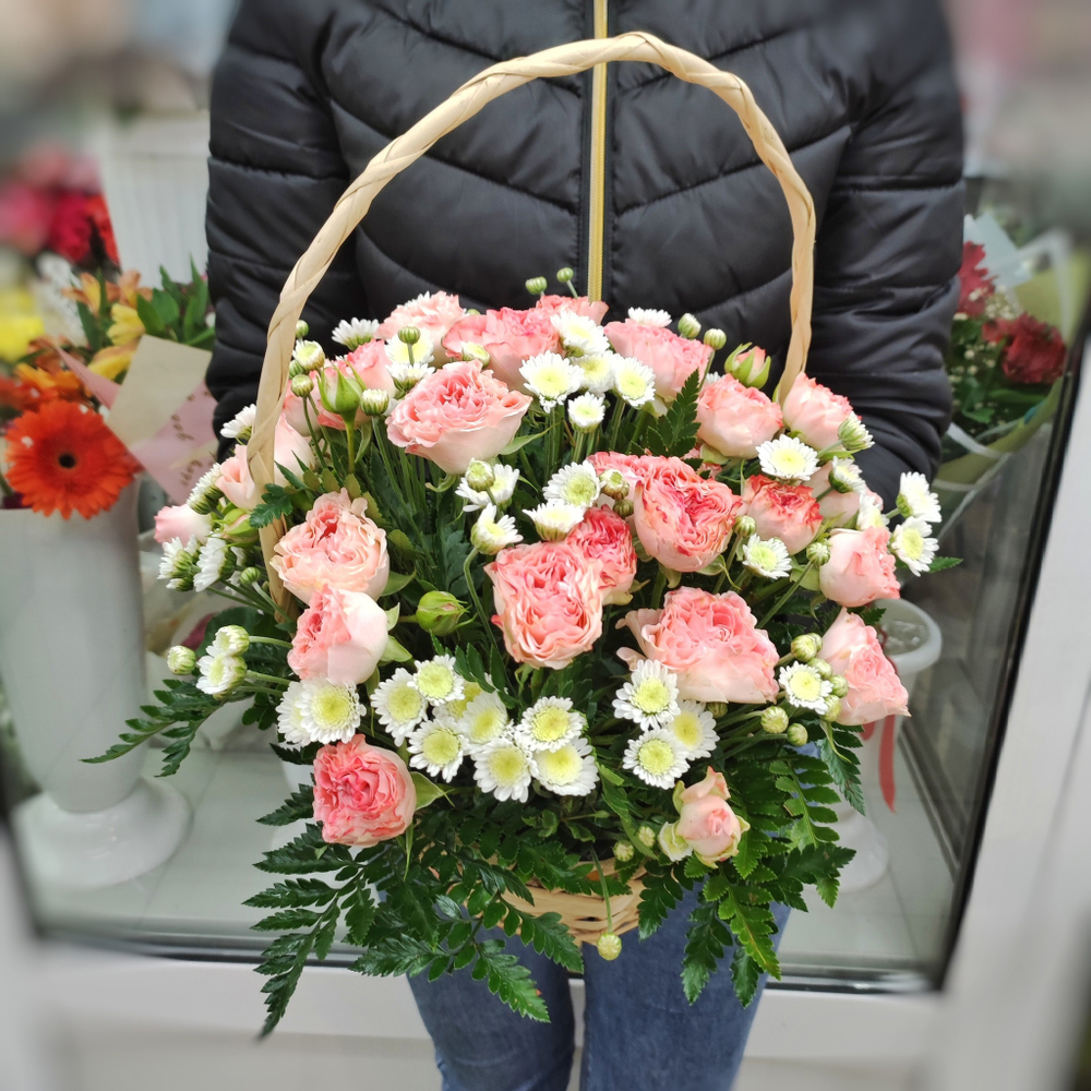 Корзина с хризантемами и кустовыми розами