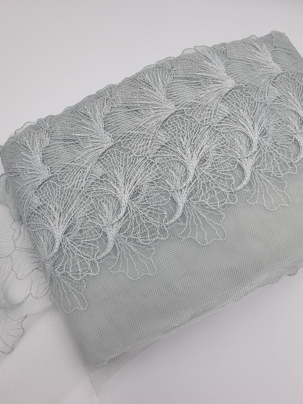 Вышивка на сетке серо-голубой/серебро К731 правая