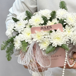 «Снегопад» композиция из ели(нобилиса) и хризантемы