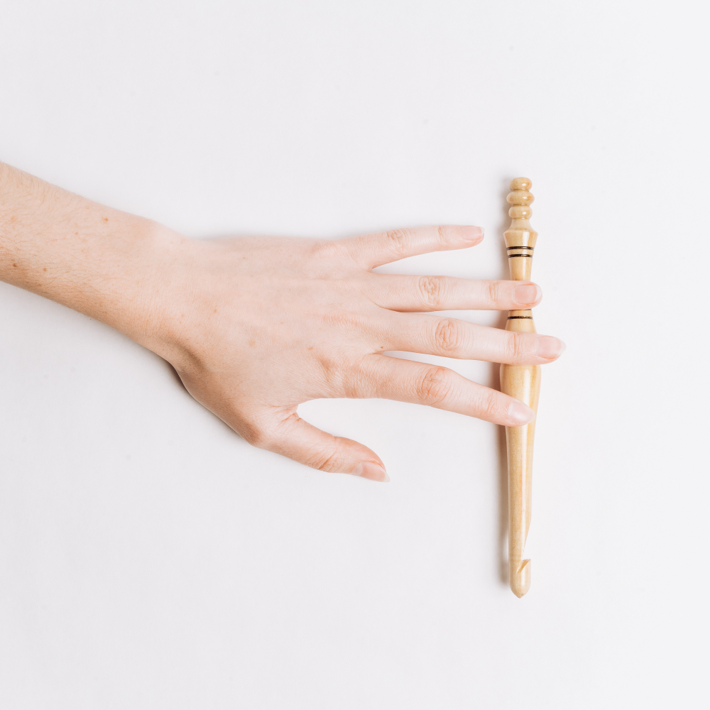 Деревянный крючок для вязания из кедра 6 мм. K300