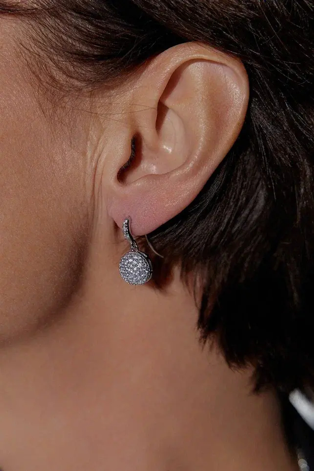 Серьги круглые с прозрачными кристаллами на петле, оттенок серебро