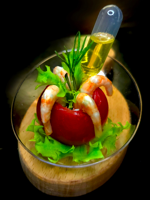 Черри с коктейльными креветками и средиземноморской заправкой