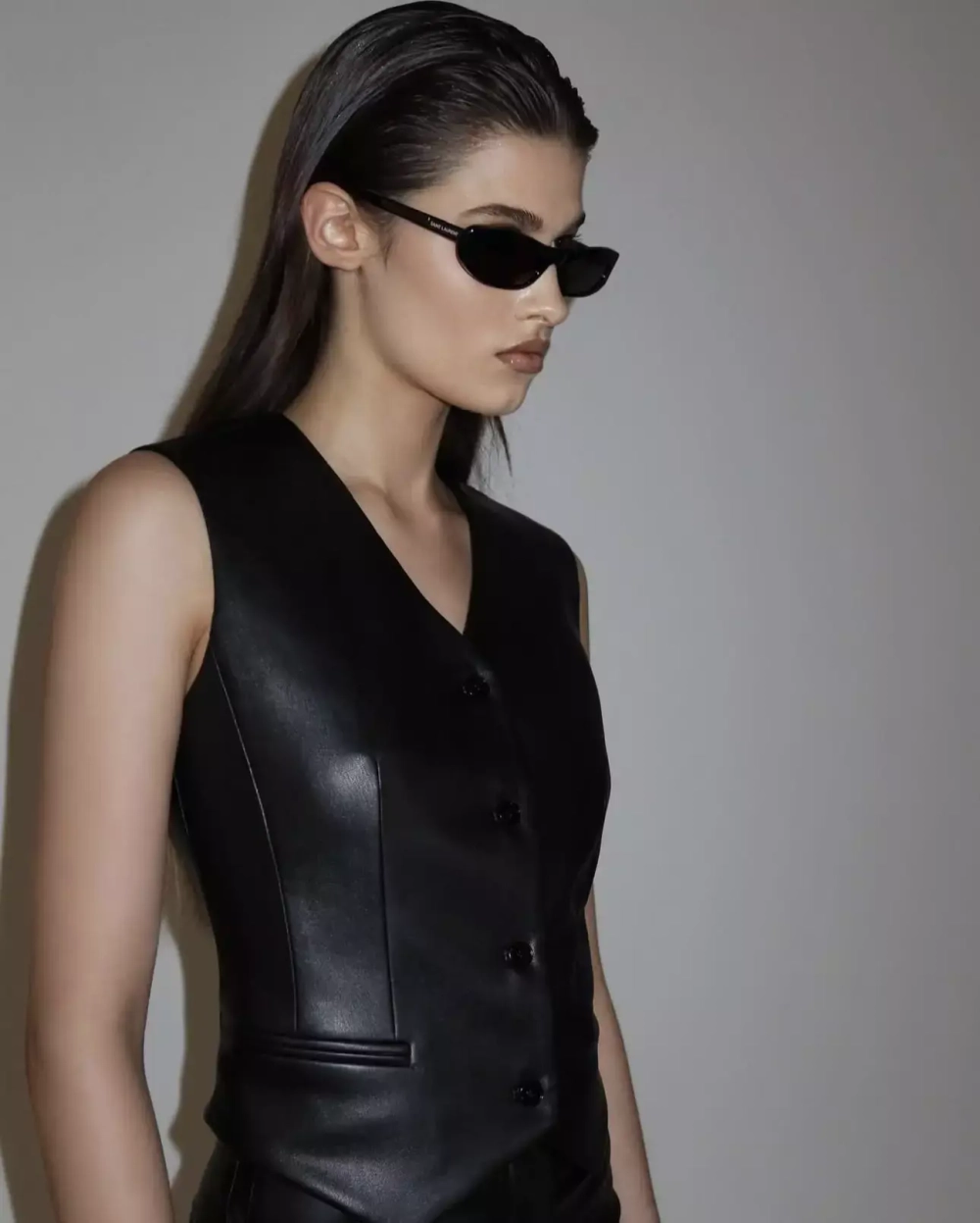 Жилет из экокожи, женский