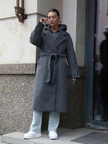 Темно-серое двубортное пальто с поясом и жилетом