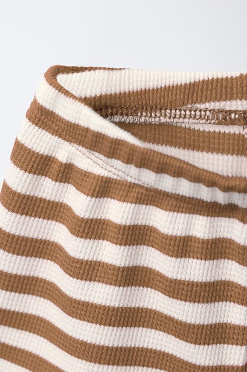 ZARA КОМПЛЕКТ ИЗ ФУТБОЛКИ И ШОРТОВ WAYAS WAFFLE, СВЕТЛО-КОРИЧНЕВЫЙ